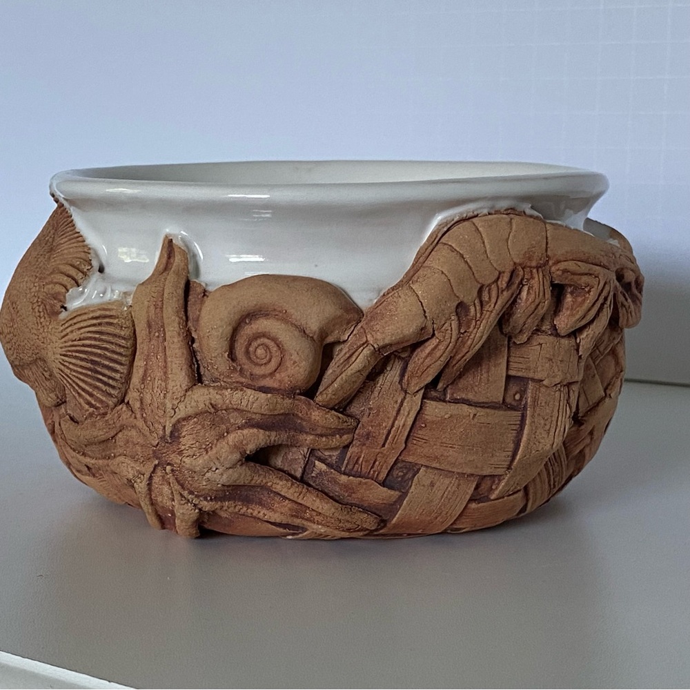 Charlestowne Porcelaine Art Pottery Bowl Leo and Karin Villarom Fish Theme White - Picture 9 of 15